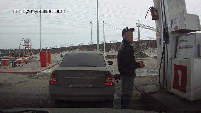 Один заполняет бак, другой опорожняет... смотреть онлайн