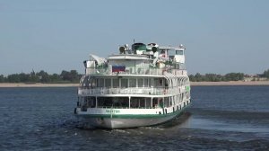 Разворот круизного  теплохода