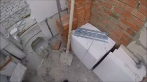 Проверка уровня стены коротким уровнем