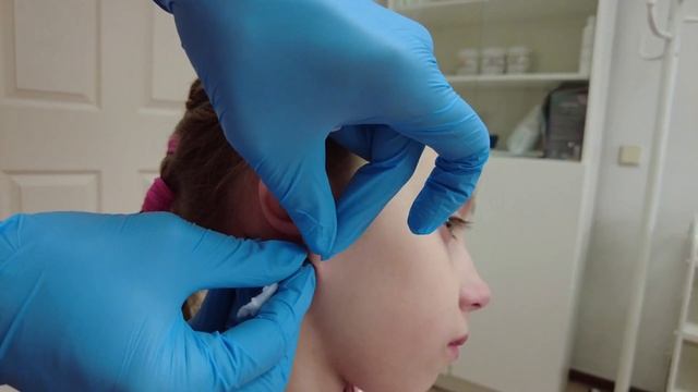 Соня идет прокалывать уши. Влог. Живые эмоции