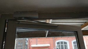 Доводчик со скользящей тягой на алюминиевой двери