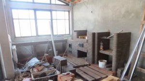 Комплекс барбекю, сложен в закрытой беседке.