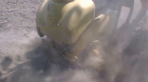 Уплотнение грунта перед укладкой газонной травы в рулонах.⚒