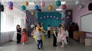 Танец выпускников с малышами "Вы без нас тут не грустите"