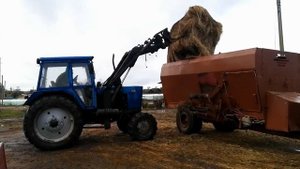 Кормораздатчик хозяин РСК 12 тянет и загружает МТЗ 82, Feed Dispenser
