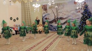 Весёлый танец ёлочек старшая группа