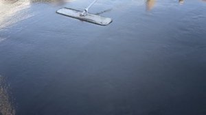 Выравнивание бетона канальной гладилкой