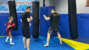 По груше нужно бить, а не шлепать. Постановка удара