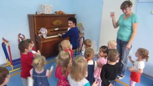 Игра громко тихо с погремушками младшая группа