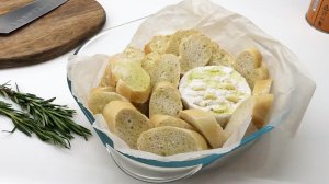 ЗАПЕЧЕННЫЙ КАМАМБЕР с ЧЕСНОЧНЫМИ гренками / Камамбер в духовке / Закуска