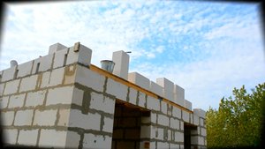 Серия 29 / Кладка первого ряда газобетона второго этажа / Капитальный дом для своей семьи.mp4