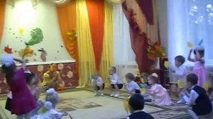 Осенний танец для 2 младшей группы с листочками