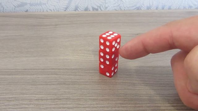 Три одинаковых игральных кубика уложены друг на друга ?