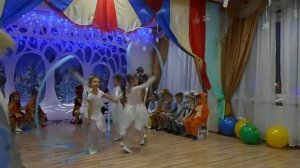 Новогодние снежинки. Танец с лентами в детском саду.