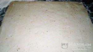 Рулетики из слоеного теста с колбасой и сыром