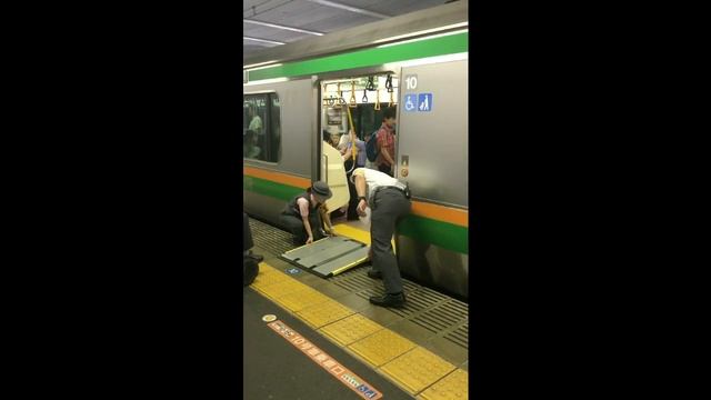 Как живется в Японии людям с ограниченными возможностями? смотреть онлайн