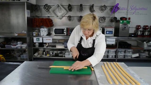 Курс Кофейные эклеры 2_5 - заварное тесто - Мария Селянина - PastryCampus.RU