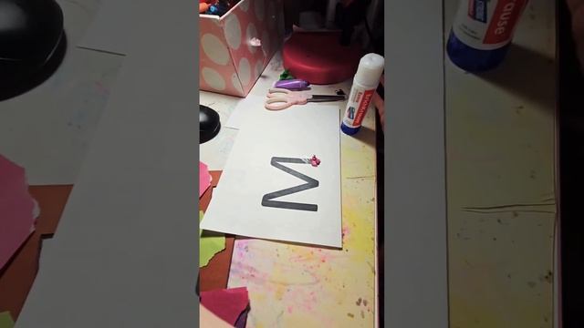 Рита делает поделку в садик. Буква М #садик #поделкаизбумаги #поделки #дети