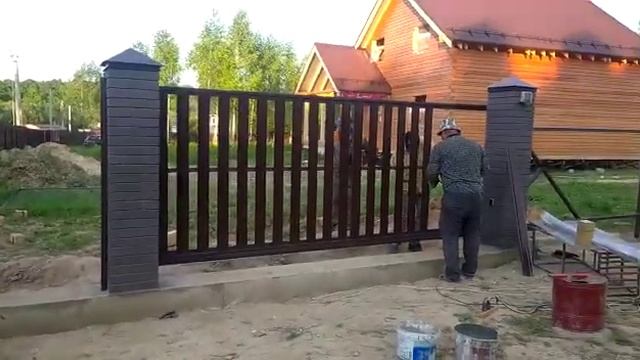 Обшивка откатных ворот металлическим штакетником