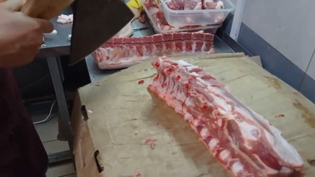 Простая вырезка свиных антрекотов .