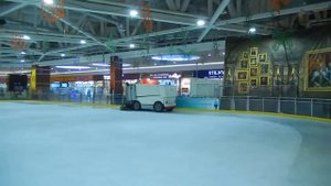 Работает ледовый комбайн (машина для уборки и заливки льда)