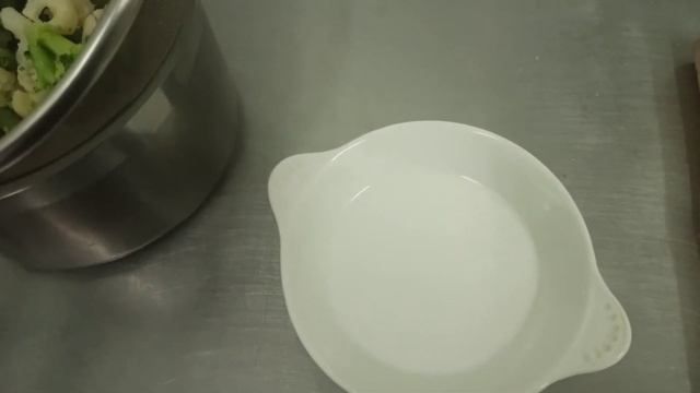 Свинина и курица в сливочном соусе, на подушке из овощей. смотреть онлайн