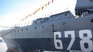 В Североморске на БПК проекта 1155 Адмирал Харламов состоялся торжественный подъем флага