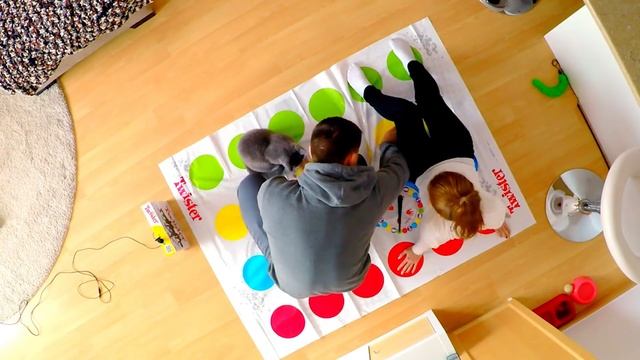ИГРАЕМ В ИГРУ TWISTER | CHALLENGE! | SWEET HOME смотреть онлайн