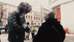 Эдвард билл дает понюхать свой хвост