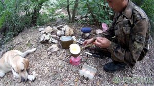 Котелок армейский СССР - жарим яйца и сардельки (Полевая кухня)