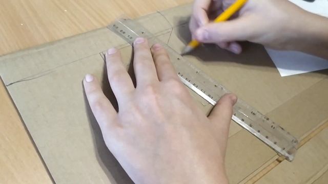 Сделал МОЩНЫЙ СТРЕЛЯЮЩИЙ ПИСТОЛЕТ из картона своими руками ЛЕГКО/ Как сделать пистолет из бумаги