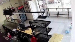 Зарезал двух человек в пивном магазине