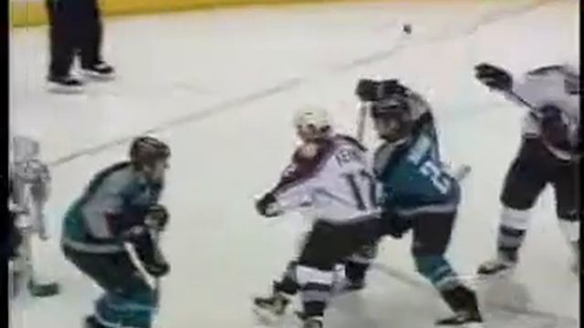 шайба от затылка в ворота.flv смотреть онлайн