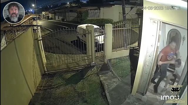 Whole Family Keeps Attacker With Gun At Bay смотреть онлайн