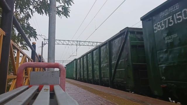 Аж камера дрожит! Грузовой под ВЛ11 проходит станцию на перегоне Тарусская-Шульгино