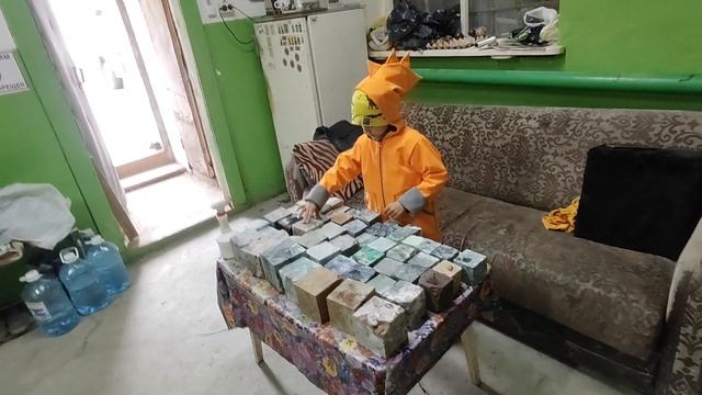 Партия каменных шаров из редких минералов.