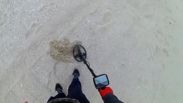 На пляже можно найти что угодно! Поиск с металлоискателем на берегу моря!