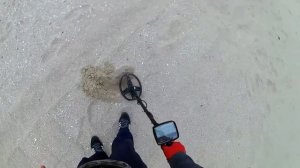 На пляже можно найти что угодно! Поиск с металлоискателем на берегу моря!