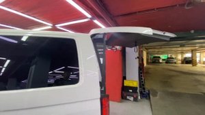 Установка электропривода багажника на Volkswagen Caravelle