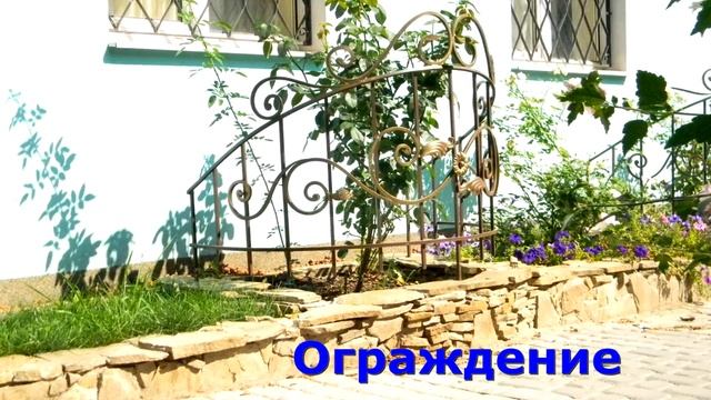 Красивая оригинальная клумба вдоль дорожки перед домом