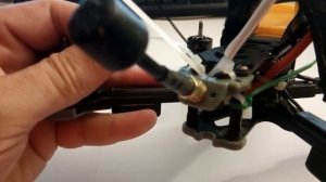 A simple idea to properly mount the 2.4 GHz receiver antennas for an FPV drone
