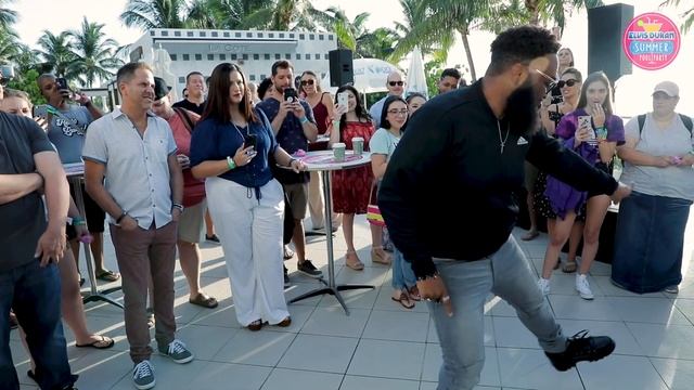 Y100's Elvis Duran Summer Pool Party - Blanco Brown Performs "The Git Up" смотреть онлайн