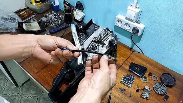 Вытекает масло с бензопилы. Об этом молчат мастера, маленькие хитрости ремонта. смотреть онлайн