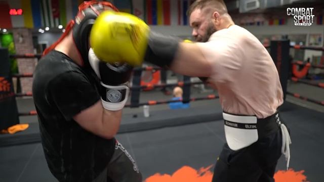 ПОСЛЕ ЭТОГО УДАРА ПАДАЮТ В НОКАУТ / АРТУР АКАБ VS ВЕЛИ смотреть онлайн