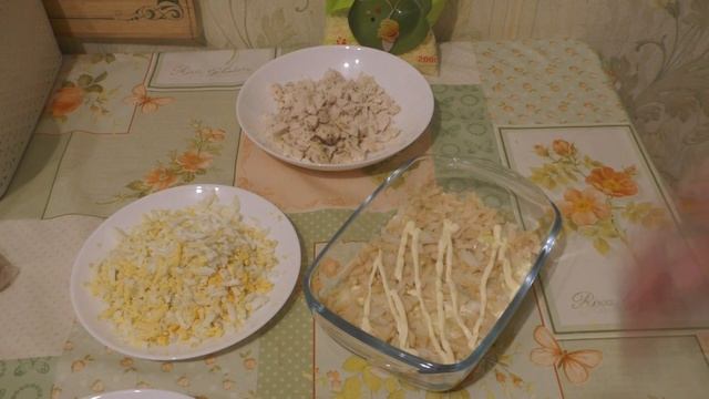 Салат слоеный с курицей и грибами