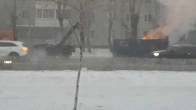 Мусоровоз горит.ул.Республики г.Красноярск смотреть онлайн