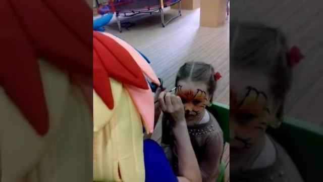 Кире делают аквагрим для детей: аквагрим на лице в виде тигра! смотреть онлайн