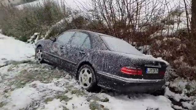 Четырехглазый Mercedes парканулся в кювете смотреть онлайн