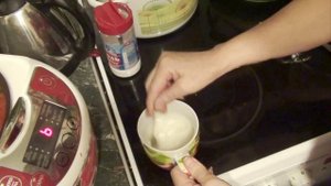 Лайфхак № 2. Как быстро развести муку в воде без комочков