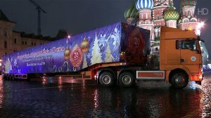 В Московский Кремль доставили главную новогоднюю елку страны